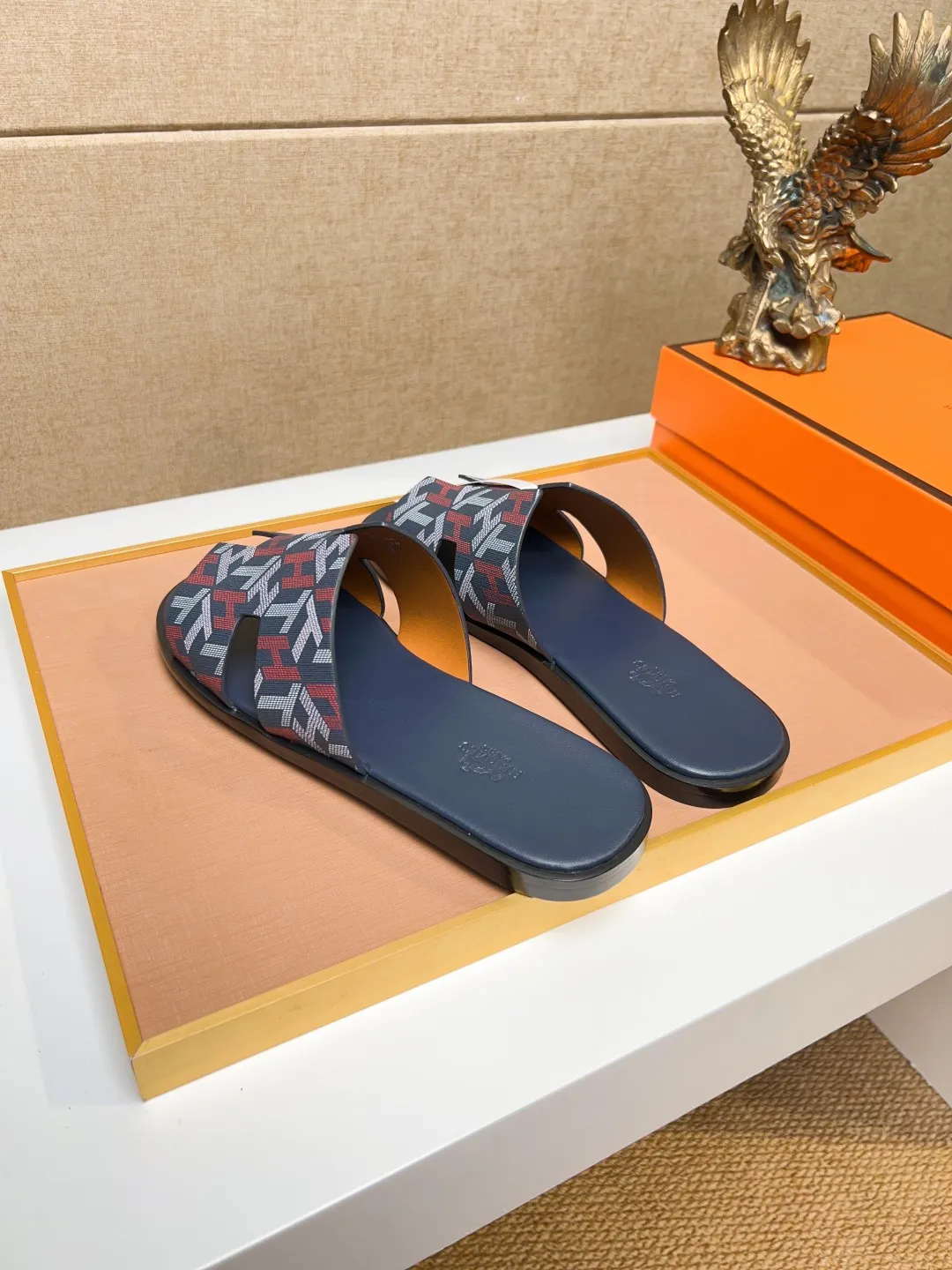 Men's clothing and shoes 💰280 💅💅💅 new arrival. Hermes Hermes official website latest counter synchronized new oran color leather H slippers, the original Paris version flew back to the original model and opened the mold to make it perfectly🍌The highest quality Sincerity, you can enter and leave the counter at will [Deyi] The upper is made of original customized  colored palm prints, crocodile print, ostrich print, colored cow leather, colored cow suede, 🤔 horse hair, 🥳 colored diamonds, 🥰 3D printing, and other genuine leather slippers, imported cow pattern foot pad lining, Italian  latest original genuine leather combination outsole Code number: 38-48 (customized at 46.47.48) Can be made into picture combination sole with genuine leather pattern and ordinary molded outsole